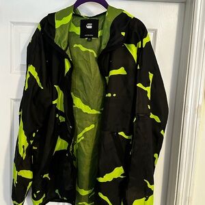 Beautiful green and black windbreaker/rain coat.  B6